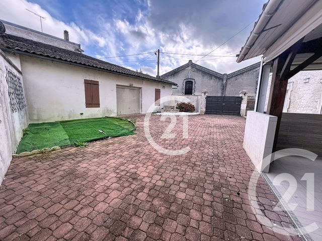 maison à louer - 7 pièces - 181.3 m2 - JARNAC - 16 - POITOU-CHARENTES - Century 21 Xso Immobilier